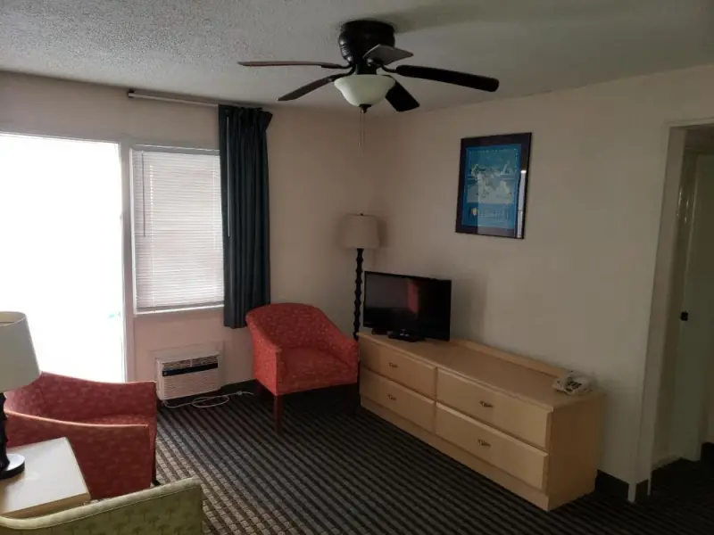 Deluxe Queen Suite